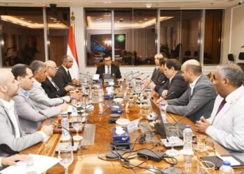 وزير الإسكان يبحث استخدام الحلول لإدارة منظومة مياه الشرب والصرف الصحى