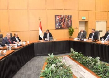 وزير الإسكان يلتقى بأعضاء جمعية مستثمري العاشر من رمضان للاستماع لطلباتهم