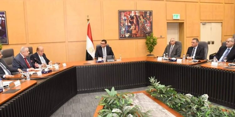 وزير الإسكان يلتقى بأعضاء جمعية مستثمري العاشر من رمضان للاستماع لطلباتهم