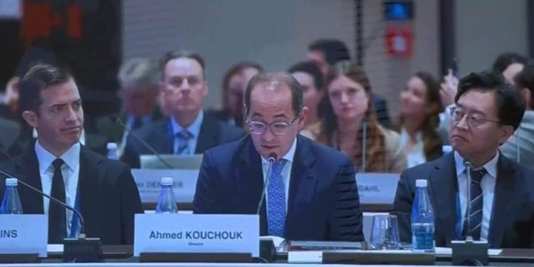 رئيس البنك الآسيوى يكرم «كجوك» عميد المديرين التنفيذيين