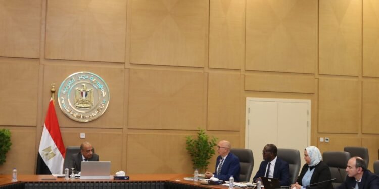 وزير الكهرباء يبحث مع وفد البنك الدولي تعزيز التوجه للتحول إلي الاقتصاد الأخضر