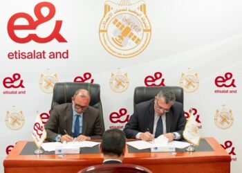 إي آند مصر توقع عقد اتفاق لتقديم خدمات اتصالات متطورة عبر القمر الصناعي “طيبة 1”