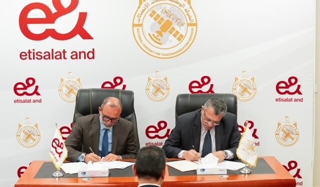 إي آند مصر توقع عقد اتفاق لتقديم خدمات اتصالات متطورة عبر القمر الصناعي “طيبة 1”