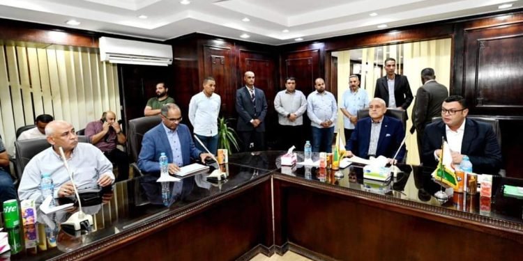 وزير الإسكان ومحافظ الأقصر يتابعان موقف خدمات مياه الشرب والصرف الصحي