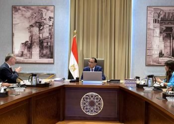 رئيس الوزراء يتابع مع وزير البترول سداد مستحقات الشركاء الأجانب