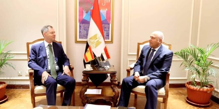 وزير الصناعة يبحث مع سفير إسبانيا تعزيز التعاون بمجالات النقل والصناعة