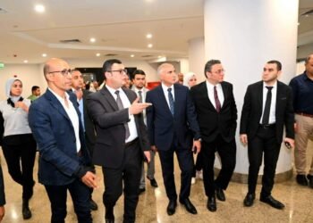 وزير الإسكان يقوم بزيارة مفاجئة لمتابعة سير العمل بجهاز “القاهرة الجديدة”