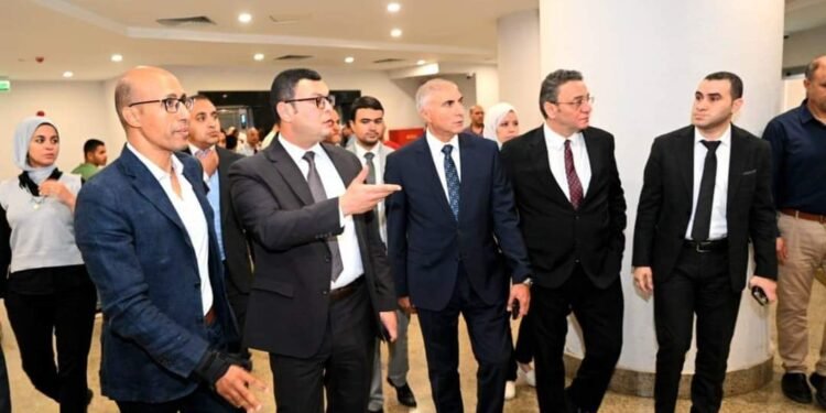 وزير الإسكان يقوم بزيارة مفاجئة لمتابعة سير العمل بجهاز “القاهرة الجديدة”