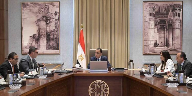 رئيس الوزراء يستعرض آليات طرح الأراضي بالمدن الجديدة للأنشطة العمرانية