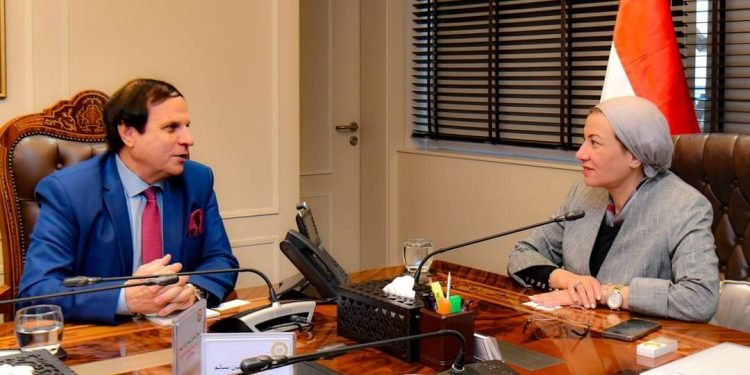 وزيرة البيئة تلتقى أمين عام رابطة الجامعات الإسلامية لبحث التعاون المشترك