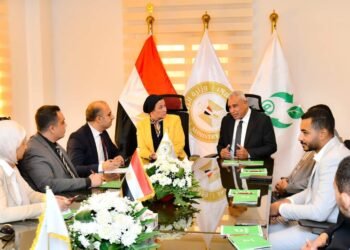 وزيرة البيئة فى زيارة تفقدية لمصنع “أجريما سترز” لصناعة الورق والكرتون