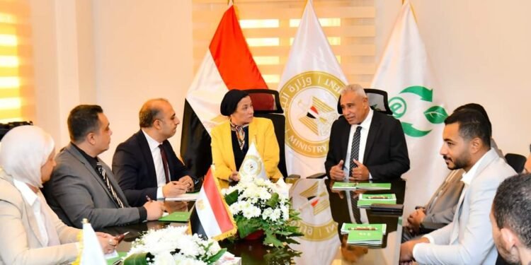 وزيرة البيئة فى زيارة تفقدية لمصنع “أجريما سترز” لصناعة الورق والكرتون