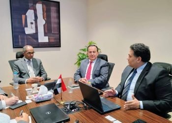 نائب وزير الإسكان يلتقي ممثلي إحدى الشركات العالمية المتخصصة في إدارة المرافق