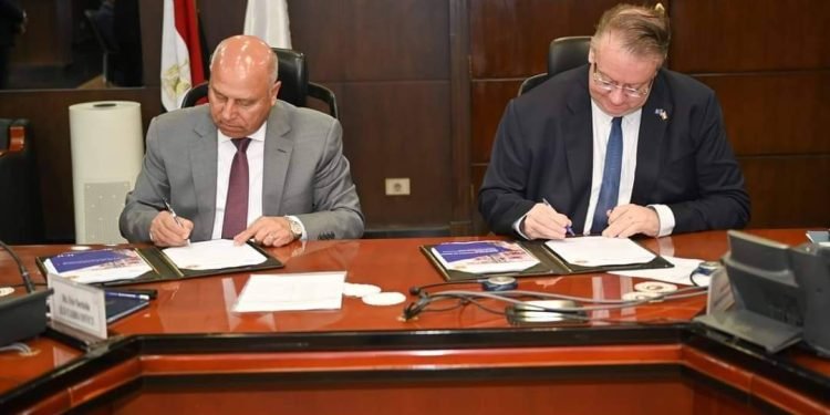 وزير الصناعة والنقل يبحث مع سفير إيطاليا بالقاهرة فرص التعاون في مجال النقل