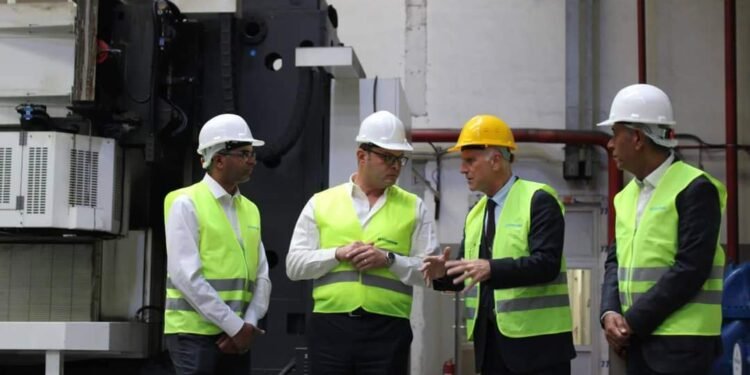 وزير الإسكان يزور مصنع “تربوسان” التركى لبحث فرص نقل وتوطين صناعة الطلمبات