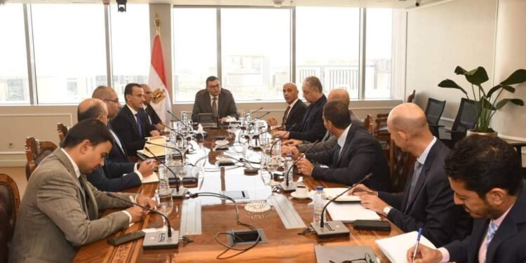 وزير الإسكان يتابع سير العمل بمشروعى “منطقة الأعمال المركزية” و”أبراج الداون تاون”