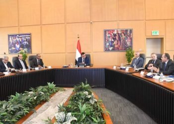 وزير الإسكان يتابع سير العمل بمشروعات المياه والصرف وأبراج العلمين الجديدة