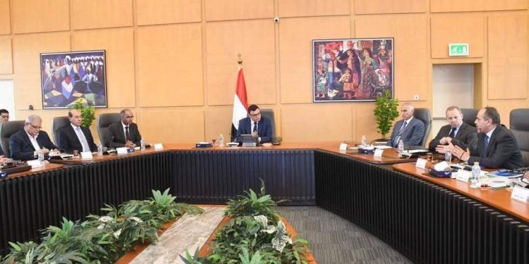 وزير الإسكان يتابع سير العمل بمشروعات المياه والصرف وأبراج العلمين الجديدة