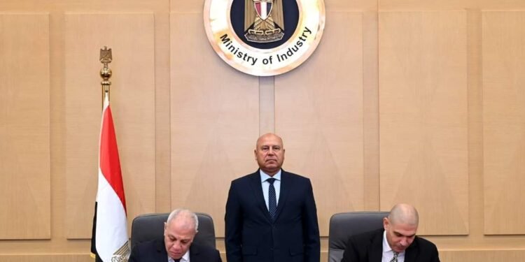 وزير الصناعة يشهد توقيع برتوكول تعاون لتقديم الخدمات لمشروعات هيئة تنمية الصعيد