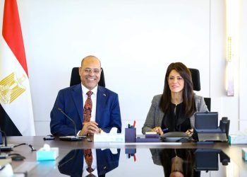 وزيرة التخطيط ووزير العمل يستعرضون دعم جهود التنمية البشرية