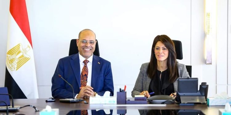 وزيرة التخطيط ووزير العمل يستعرضون دعم جهود التنمية البشرية