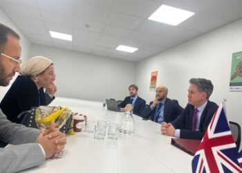 وزيرة البيئة تستكمل لقاءاتها مع وزير الدولة البريطاني لأمن الطاقة وصافي الانبعاثات الصفرية