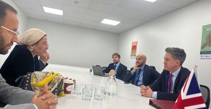 وزيرة البيئة تستكمل لقاءاتها مع وزير الدولة البريطاني لأمن الطاقة وصافي الانبعاثات الصفرية