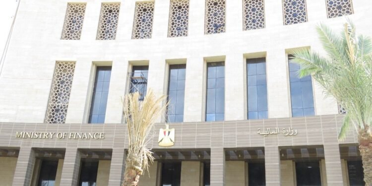 عجز ميزانية مصر يتراجع إلى 2.1% في الربع الأول بدعم الضرائب وتقلص فوائد الدين