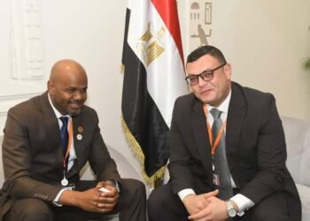 وزير الإسكان يلتقى مدير مؤسسة “Shelter AFRIQUE” لبحث التعاون المشترك