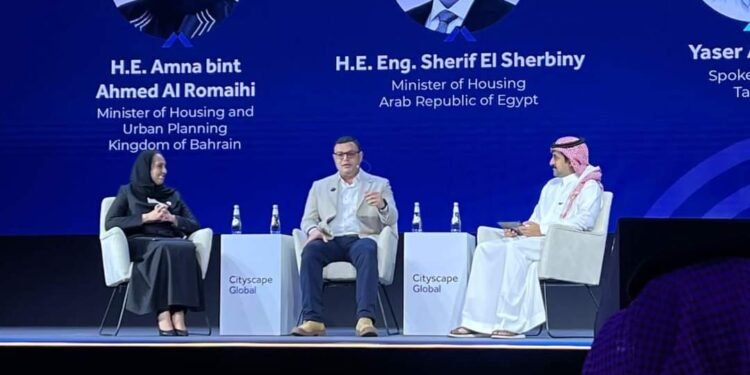 وزير الإسكان يشرح التجربة العمرانية المصرية ويعرض الفرص الاستثمارية المتاحة بالمدن الجديدة
