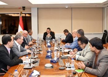 وزير الإسكان يتابع الموقف الحالى لتنفيذ مشروعات تحلية مياه البحر حتى 2050