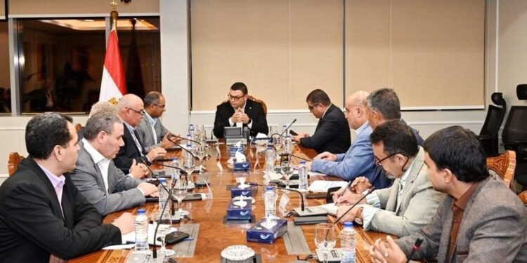 وزير الإسكان يتابع الموقف الحالى لتنفيذ مشروعات تحلية مياه البحر حتى 2050