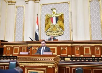 وزير الإسكان يستعرض جهود الوزارة لتنفيذ عدد من محاور الطرق بالمدن القائمة