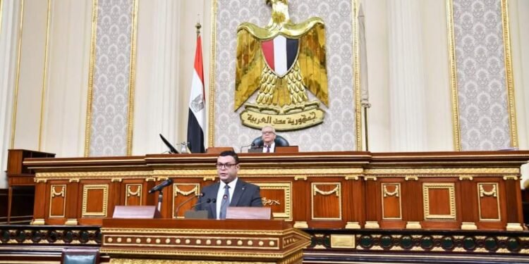 وزير الإسكان يستعرض جهود الوزارة لتنفيذ عدد من محاور الطرق بالمدن القائمة