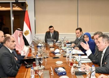 وزير الإسكان يلتقي المستثمر السعودي الشيخ حسن الشربتلي لمناقشة فرص التعاون