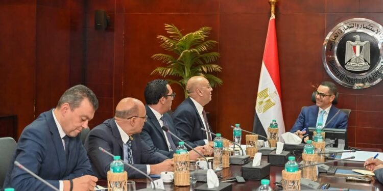 وزير الاستثمار  يبحث دعم الشركات الصغيرة والمتوسطة مع جهاز المشروعات