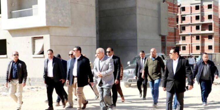 جولة موسعة لوزير الإسكان بمحاور الطرق ووحدات “سكن لكل المصريين” بمدينة 6 أكتوبر