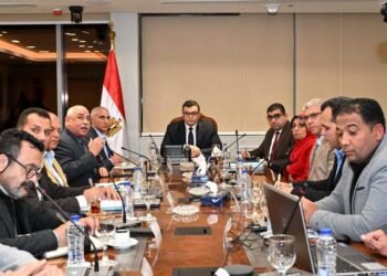 وزير الإسكان يوجه بوضع خطة لاستيعاب زيادة الصرف الصحي والصناعي بمدينة العاشر