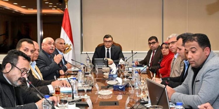 وزير الإسكان يوجه بوضع خطة لاستيعاب زيادة الصرف الصحي والصناعي بمدينة العاشر