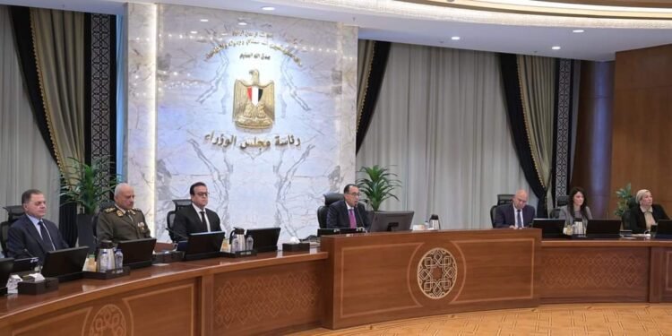 رئيس الوزراء يؤكد حرص الدولة على بذل مختلف الجهود لتحفيز قطاع الصناعة