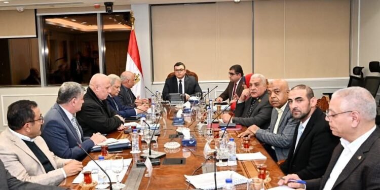 وزير الإسكان يبحث الإجراءات التصحيحية لمحطة الصرف الصحى برأس البر في دمياط