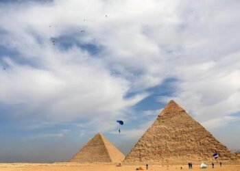 وزير السياحة: توقعات بنمو أعداد السائحين خلال 2025 بنسبة تصل إلى 5%