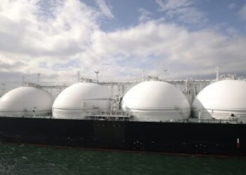 البترول تستأجر سفينة تغويز ثالثة لتلبية الاحتياجات المحلية وتزويد الأردن بالغاز