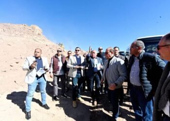 وزير الإسكان يتفقد مشروع ازدواج ورفع كفاءة طريق مطار سانت كاترين