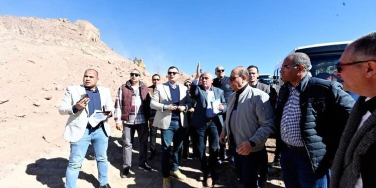 وزير الإسكان يتفقد مشروع ازدواج ورفع كفاءة طريق مطار سانت كاترين