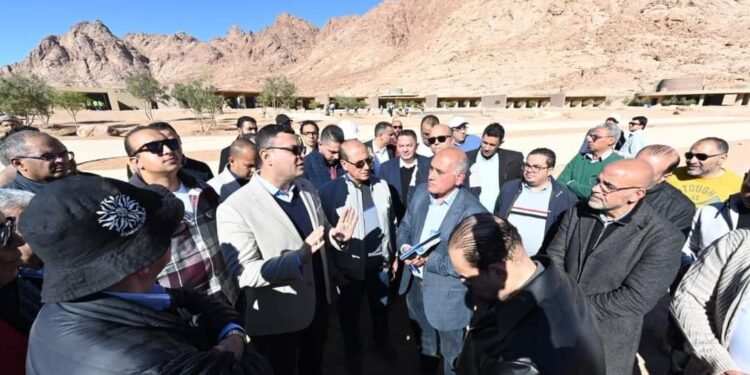 وزير الإسكان يواصل جولته بمشروع التجلى الأعظم.. ويتفقد الفندق الجبلى وساحة السلام