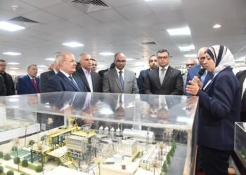 وزير الإسكان ورئيس الهيئة العربية للتصنيع يتفقدان مركز التصنيع الرقمي بمصنع المحركات