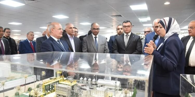 وزير الإسكان ورئيس الهيئة العربية للتصنيع يتفقدان مركز التصنيع الرقمي بمصنع المحركات