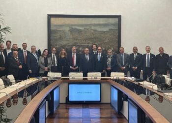 وزير النقل يتفقد شبكة القطار الكهربائي السريع في إيطاليا