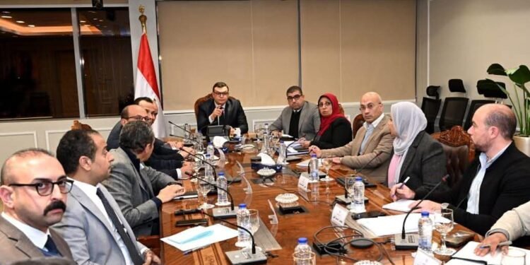 وزير الإسكان يتابع موقف تشغيل مشروع ممشى أهل مصر.. وتطوير أرض مطار إمبابة
